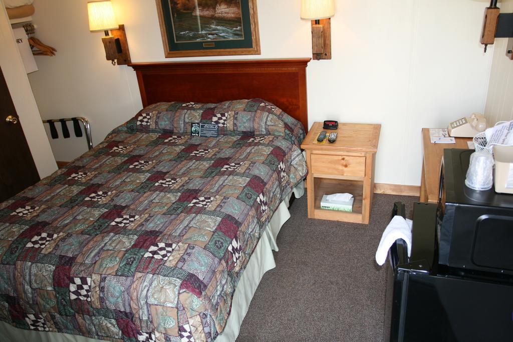 Falls Motel Thompson Falls Eksteriør billede